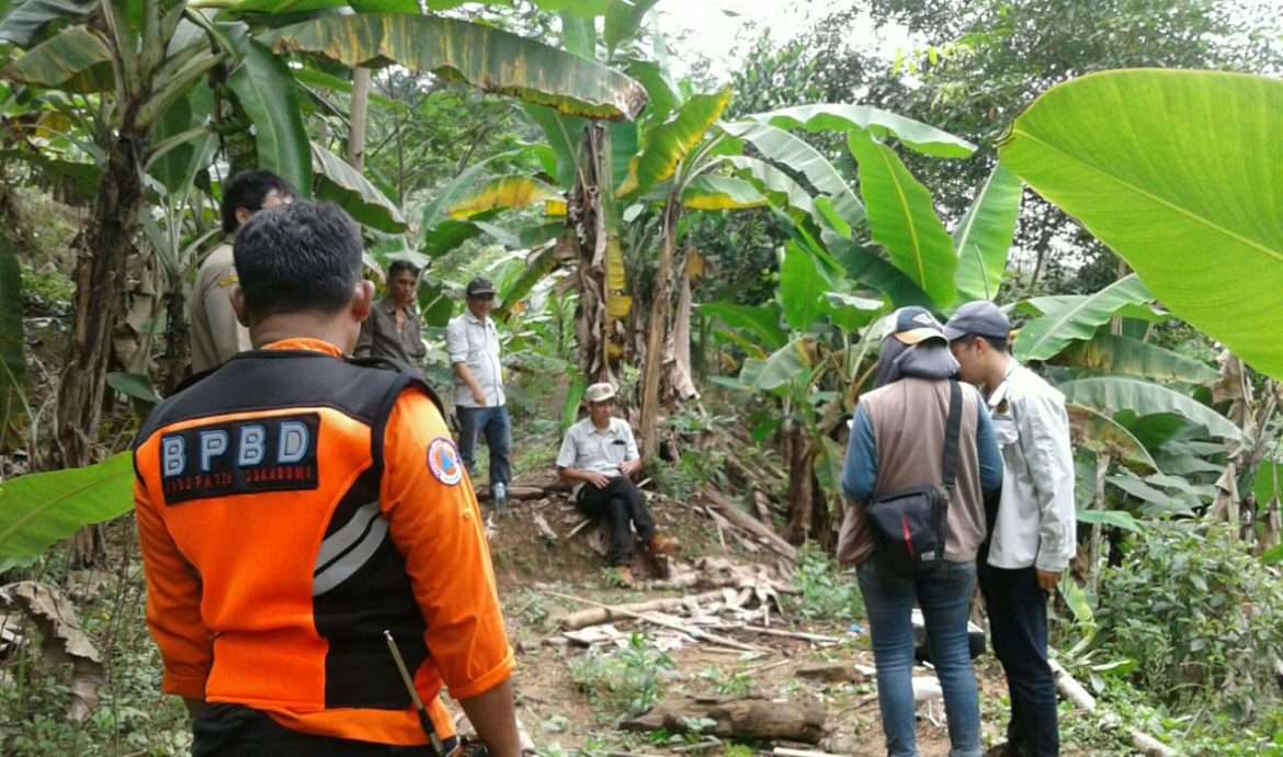 TIM Geologi Cek Lokasi Adanya Pergerakan Tanah di Tenjojaya