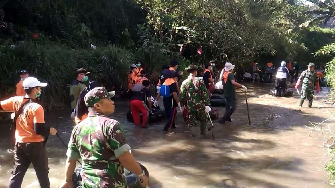 Danramil Cicurug 0713 Beserta Elemen Komunitas dan Unsur Perusahaan Bersihkan Sungai Cicatih