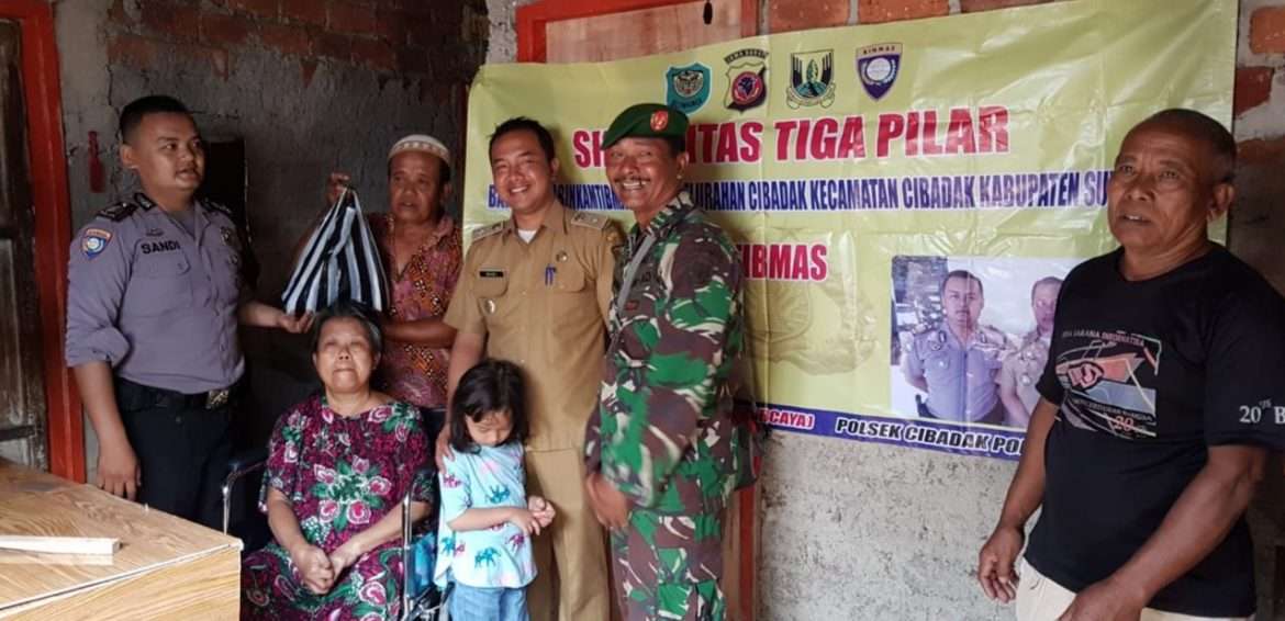 Senergitas Tiga Pilar : Berikan Bantuan Kursi Roda Dan Sembako Kepada Warga Cibadak