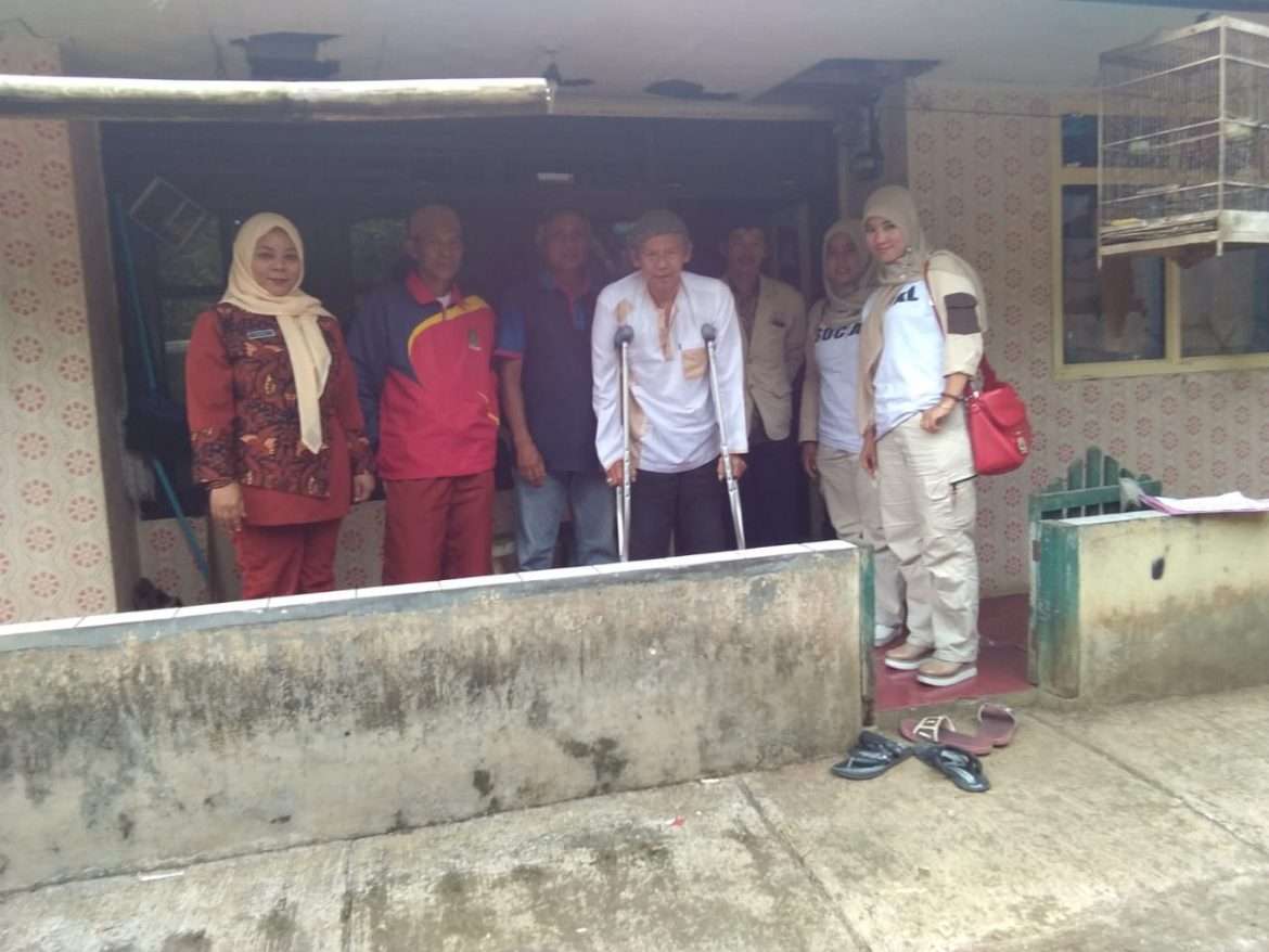Dinsos Serahkan Alat Bantu Penyandang Disabilitas di Cikundul