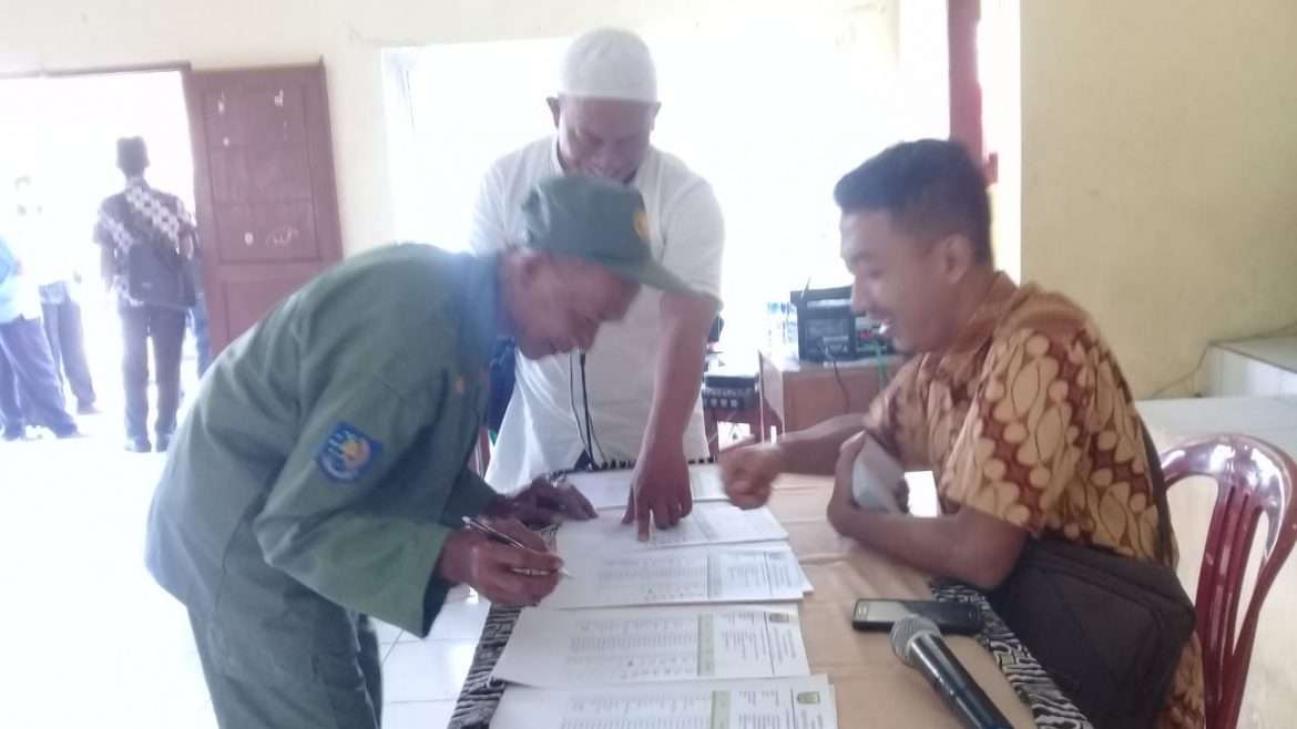 Pemdes Parakansalak Bagikan Insentif RT/RW Dan Linmas