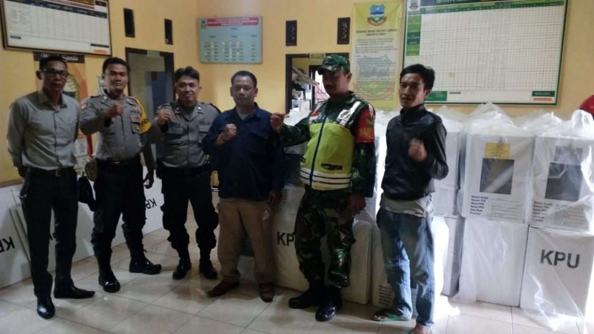 PAM TPS TNI/Polri Kawal Pendistribusian Surat Suara Ke Desa Salakuray