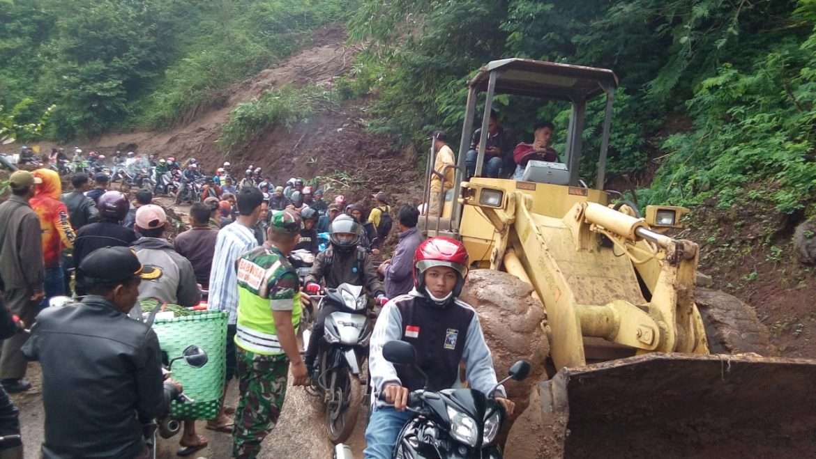 Jelang Pencoblosan, Danramil 1123/Cisewu ingatkan 6 titik Longsor sepanjang jalan