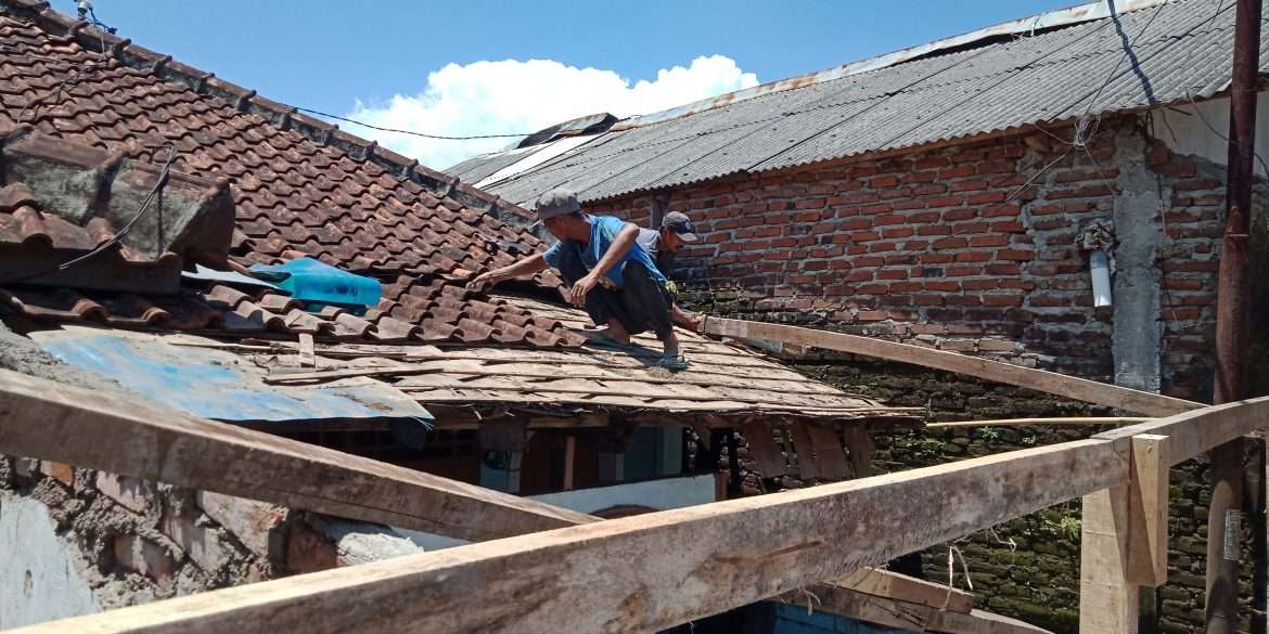Rumah Yang Rusak Akibat Angin Helikopter Tim Kampanye Jokowi – Ma’ruf Mulai Diperbaiki Panitia