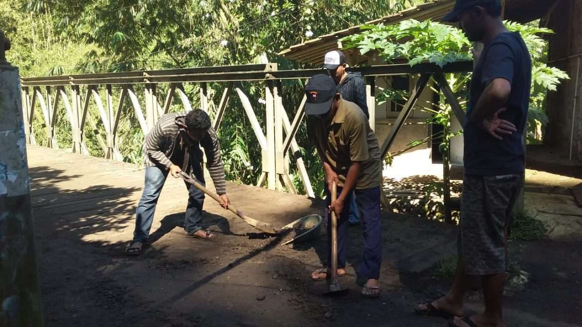 Jembatan Cibitay Rusak, Pemdes Wangunreja Bersama Warga Bergotong Royong Perbaiki