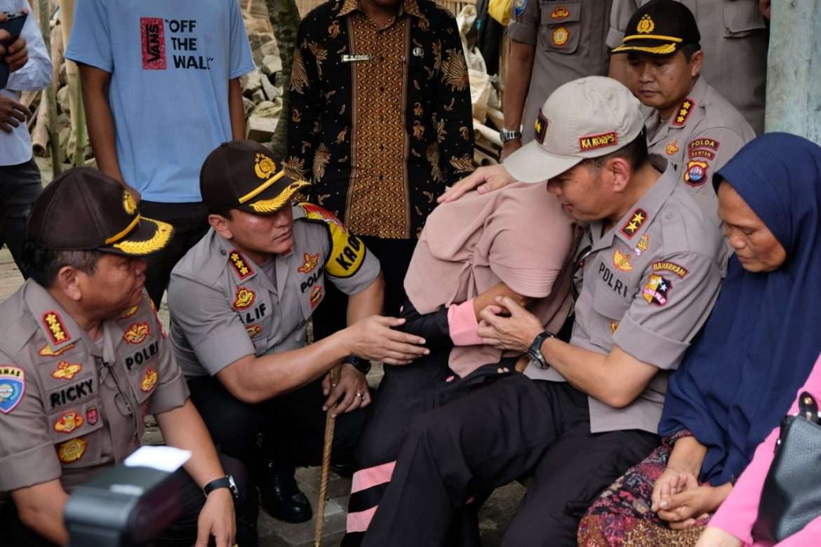 Kakor Binmas Polri Kunjungi Keluarga Anggota KPPS Yang Meninggal, Putri Almarhum Ditawari Jadi  Polwan