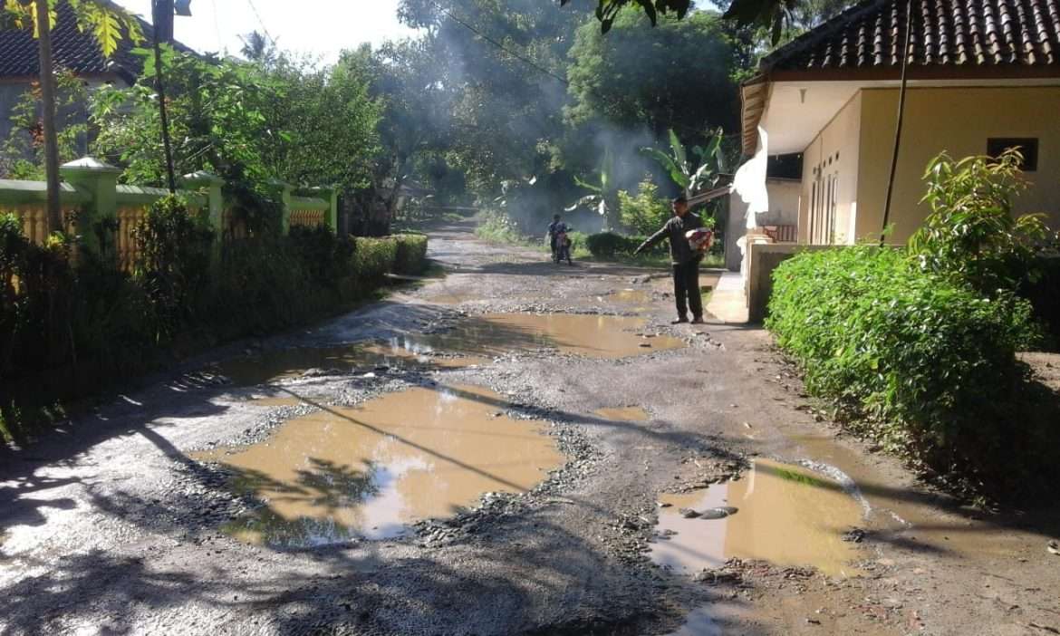 Warga Kampung Babakan Karang Kelurahan Surade  Sangat Perihatin Dengan Kondisi Jalan Rusak Berat
