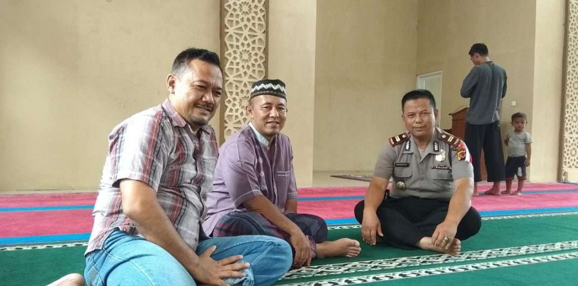 Kapolsek Tamansari Laksanakan Sholat Berjamaah Bersama Warga