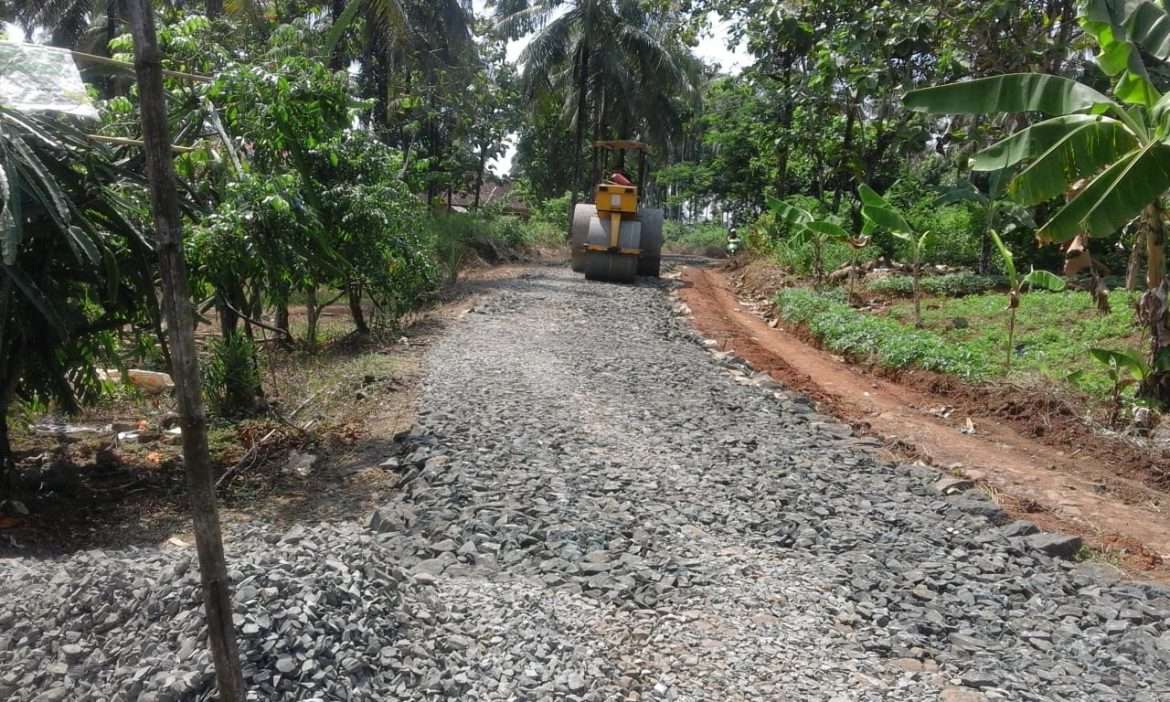Pemdes Mekarsari Realisasikan DD Tahap Dua, Dengan Pengaspalan Jalan Penghubung 2 Kecamatan