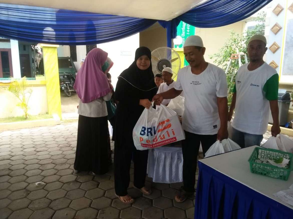 BRI Peduli Kepada Warga Sukahati Dengan Bagikan Sembako Gratis