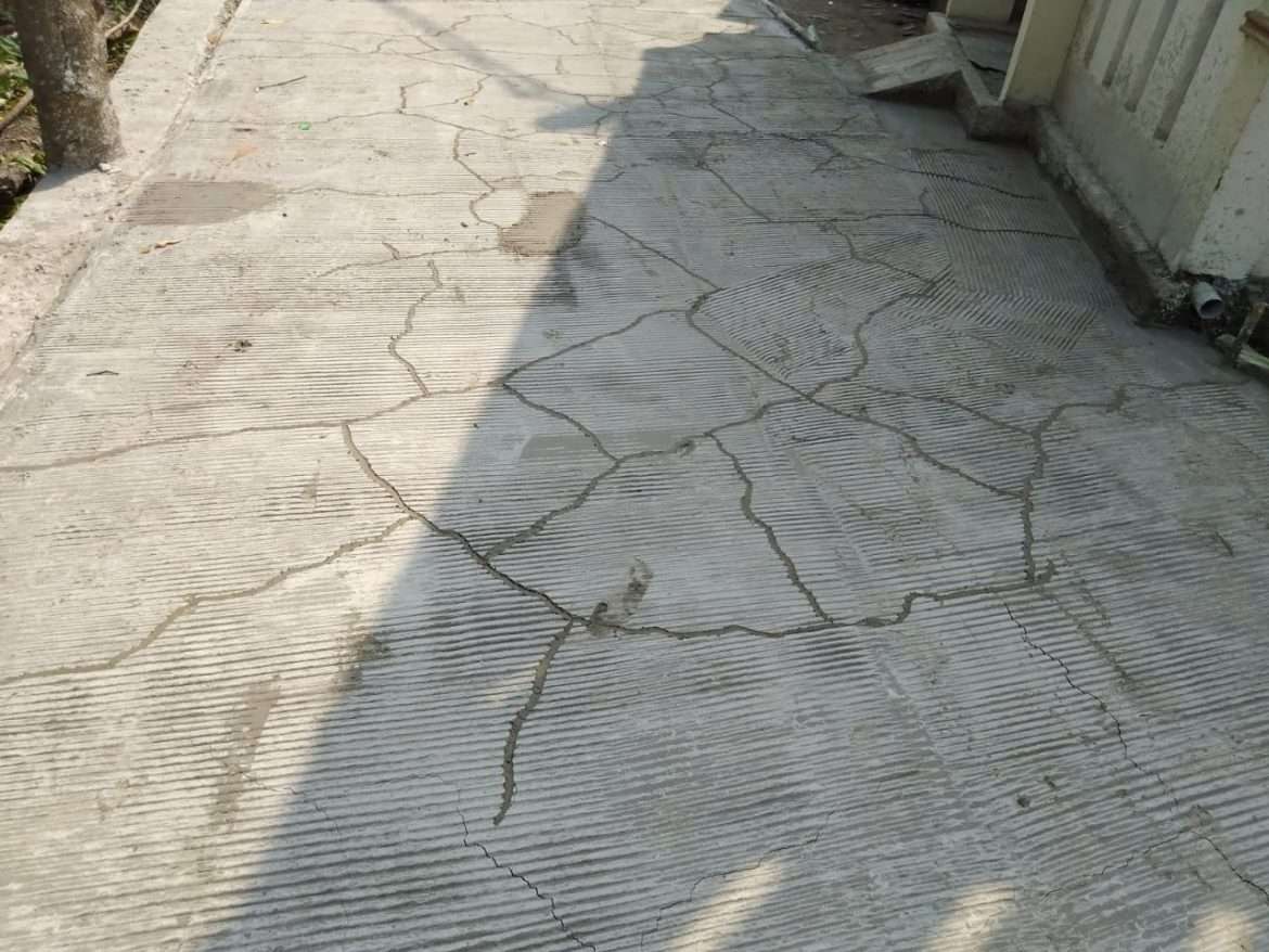 Diduga Kontraktor Asal-asalan Betonisasi Jalan, Warga Pondok Kelor Kecewa Dan Minta Jalan di Bongkar