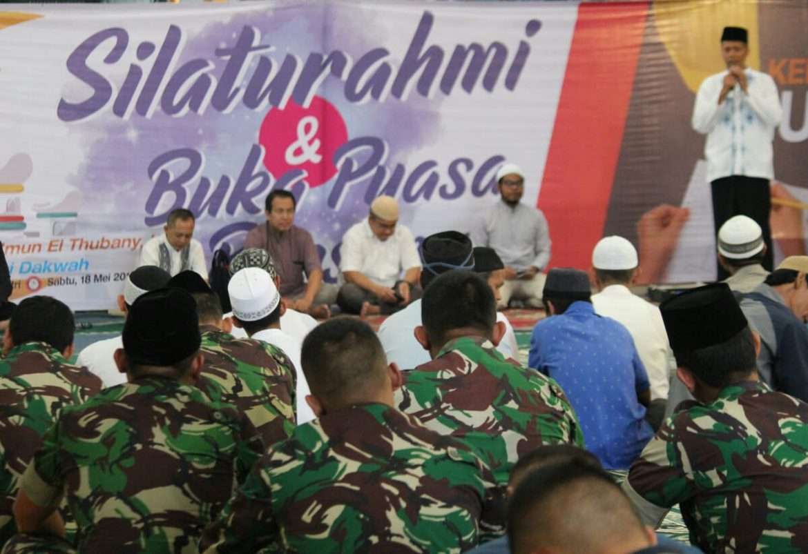 Sinergitas Denpom Divif 1 Kostrad Dengan Warga Gelar Buka Puasa Bersama
