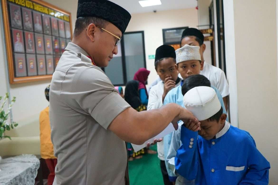 Kapolresta Tangerang Berbagi Takjil Untuk Berbuka Kepada Anak Yatim