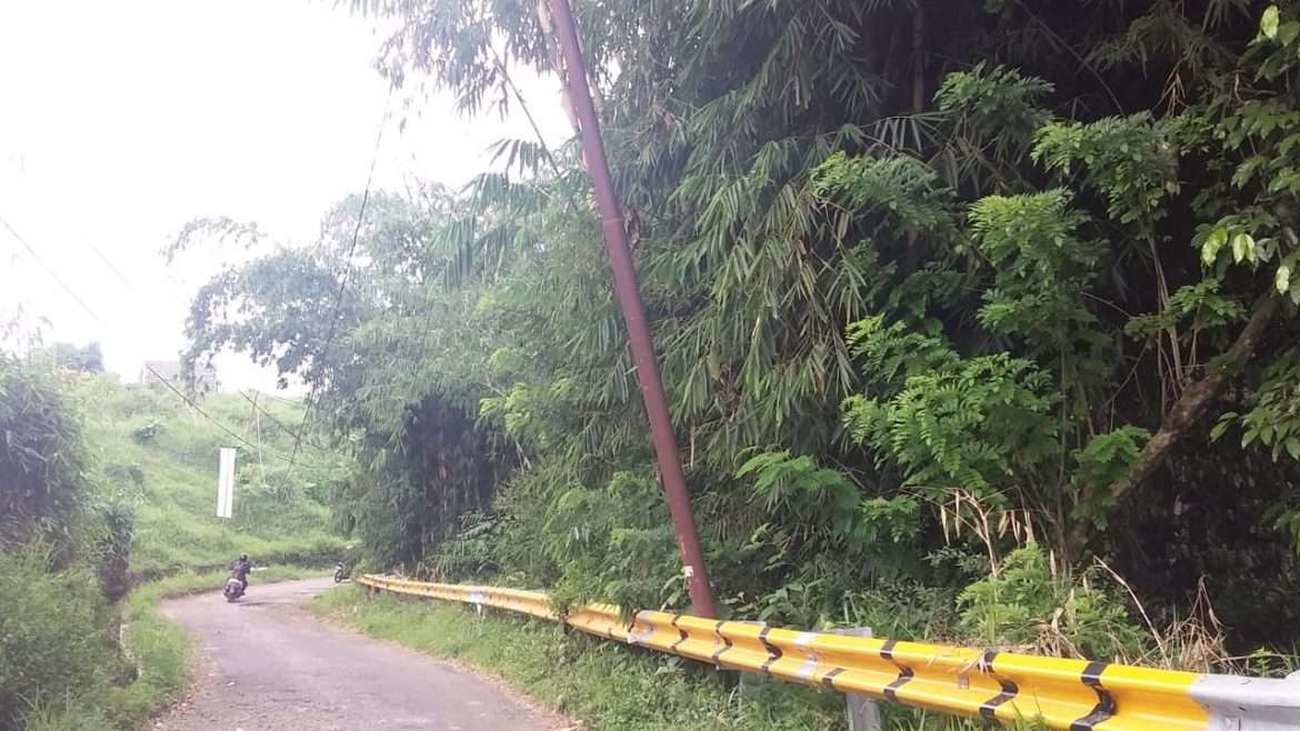 Awas Tiang Listrik Miring, Bahayakan Pengendara Dijalan Kapitan Cikundul Girang