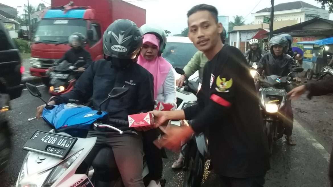 Berkah Ramadhan, LSM Kompak Bagikan Takjil Gratis Kepada Pengguna Jalan