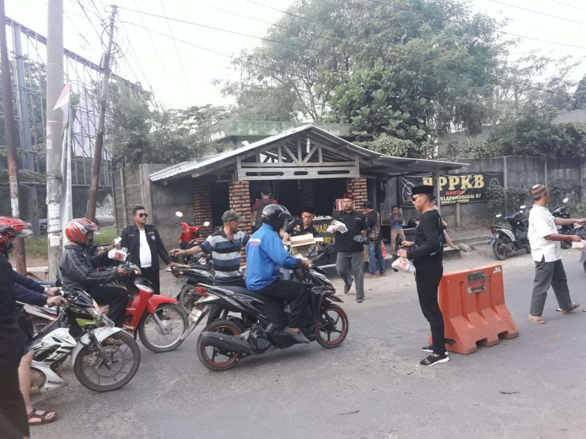 DPAC BPPKB Kecamatan Klapanunggal Berbagi Takjil