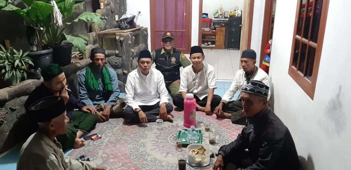 Linmas Cinagara Dampingi Kepala Desa Takbiran Keliling Ke Masjid-Masjid