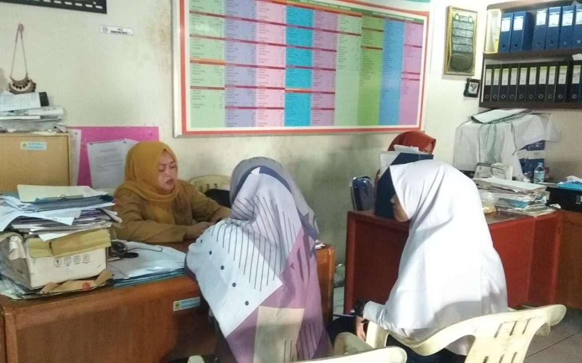 Warga Sirnagalih Berdatangan Ke Desa Dalam Pengurusan KTP, KK
