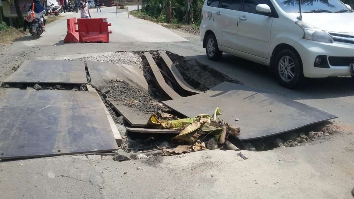 Jembatan Lintas Kabupaten Ambrol Dan Terkesan Dibiarkan Oleh Pemerintah
