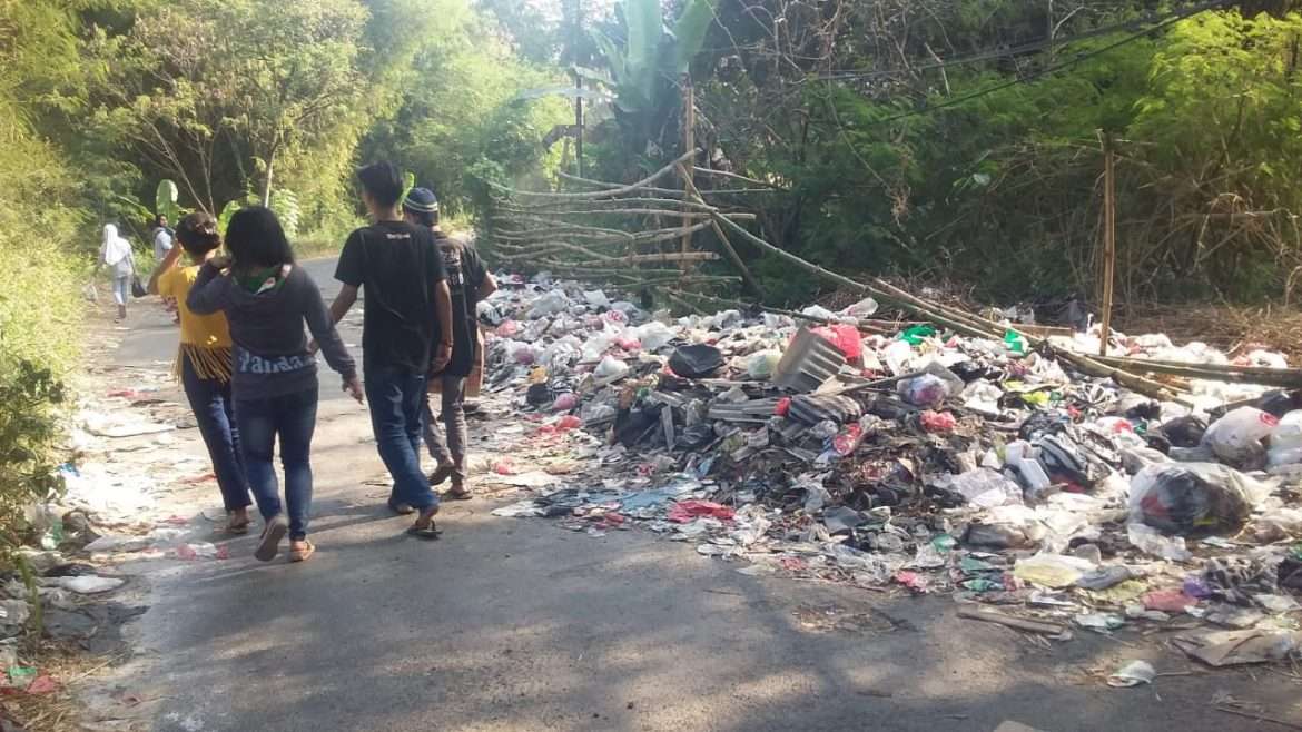 Timbulkan Aroma Tak Sedap, Pemerintah Seolah Tutup Mata Sampah Dibiarkan Penumpuk Dibahu Jalan Cikareo