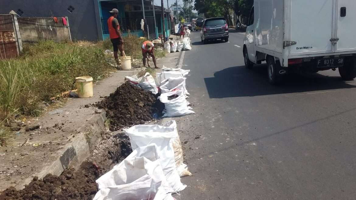 Proyek Galian Kabel PLN Diduga Asal Jadi