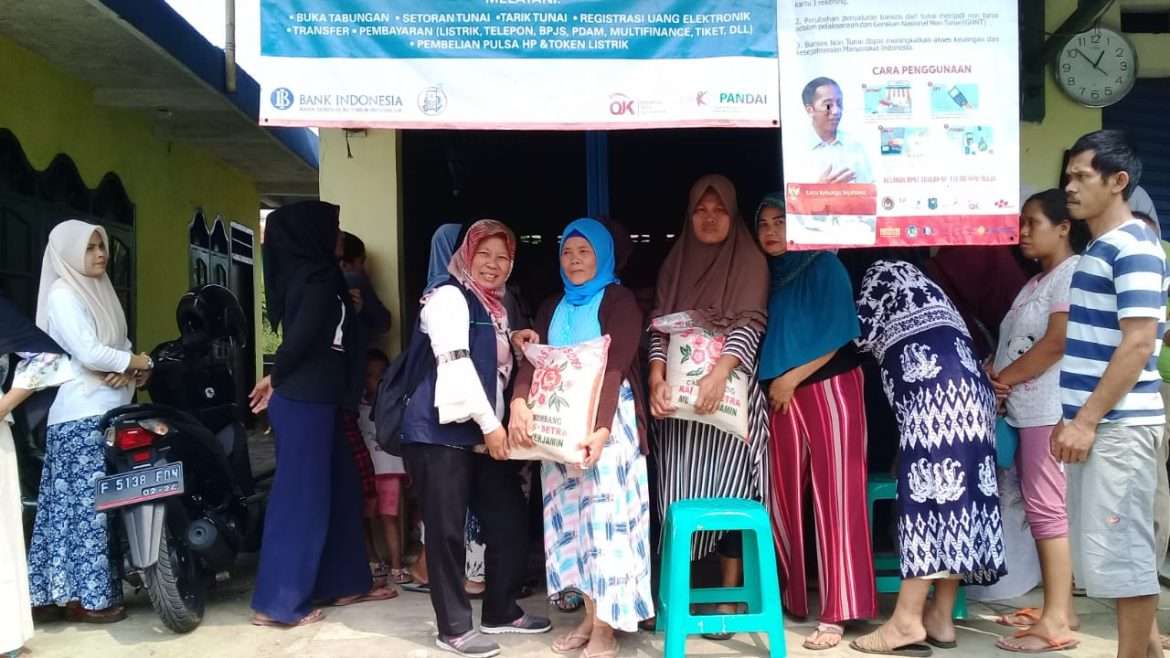 Ratusan KPM Warga Desa Cihideng Udik Terima BPNT