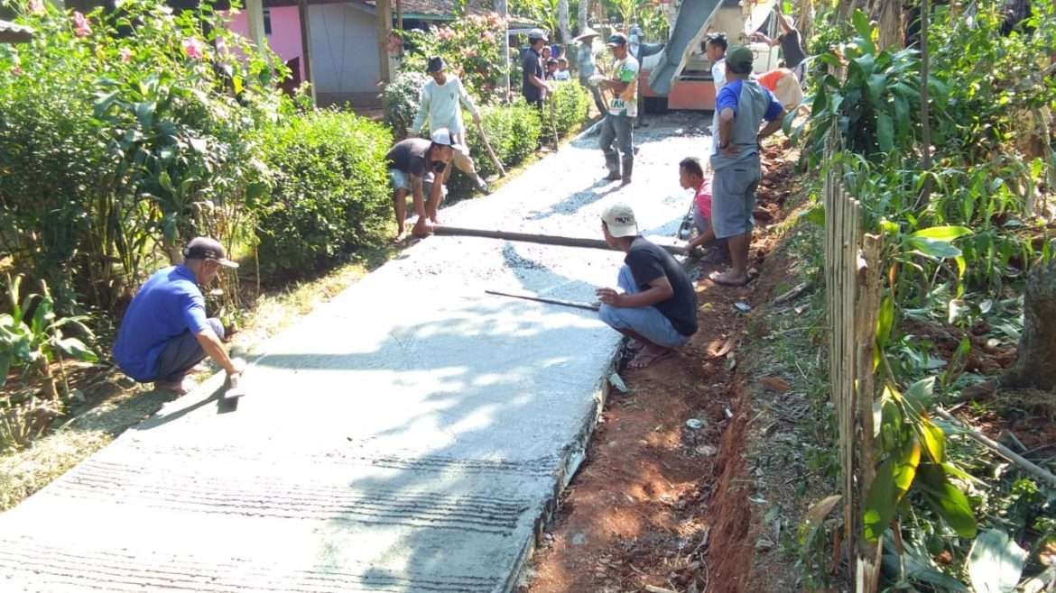 Pemdes Karya Mekar Membangun Jalan Desa