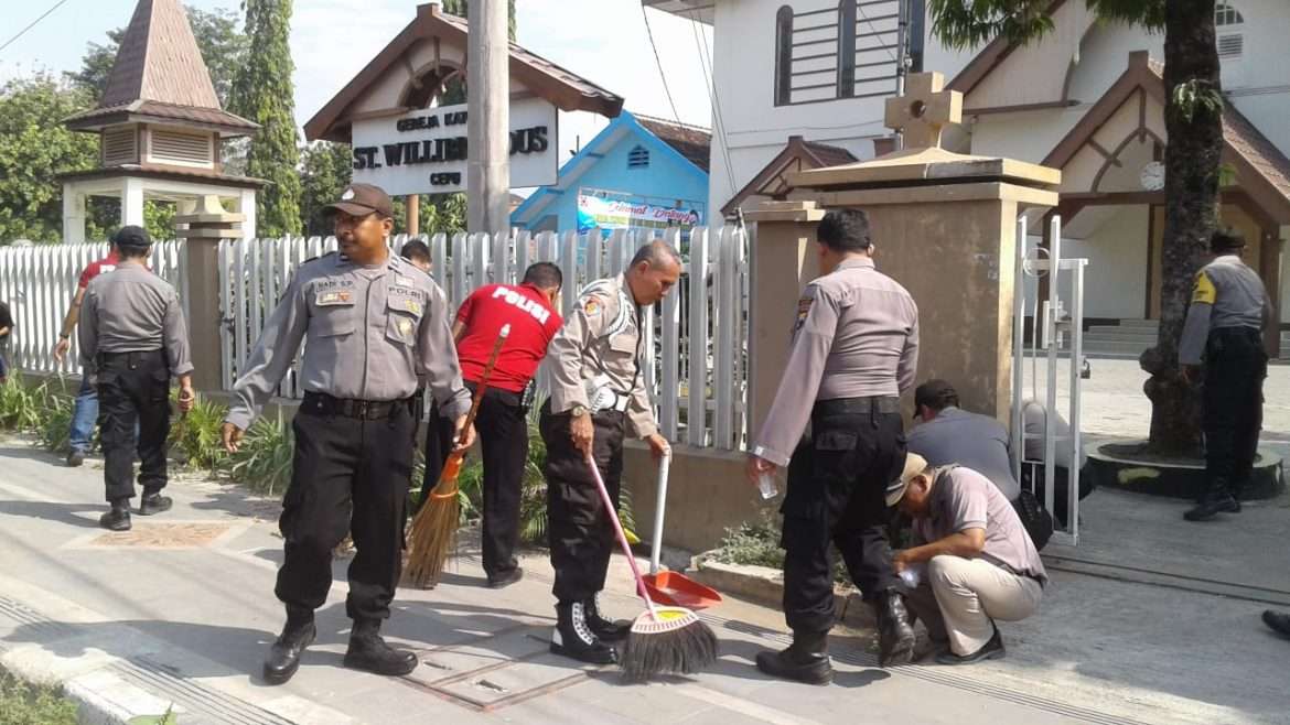 Hari Bhayangkara ke 73 Polsek Cepu Bersihkan Tempat Ibadah