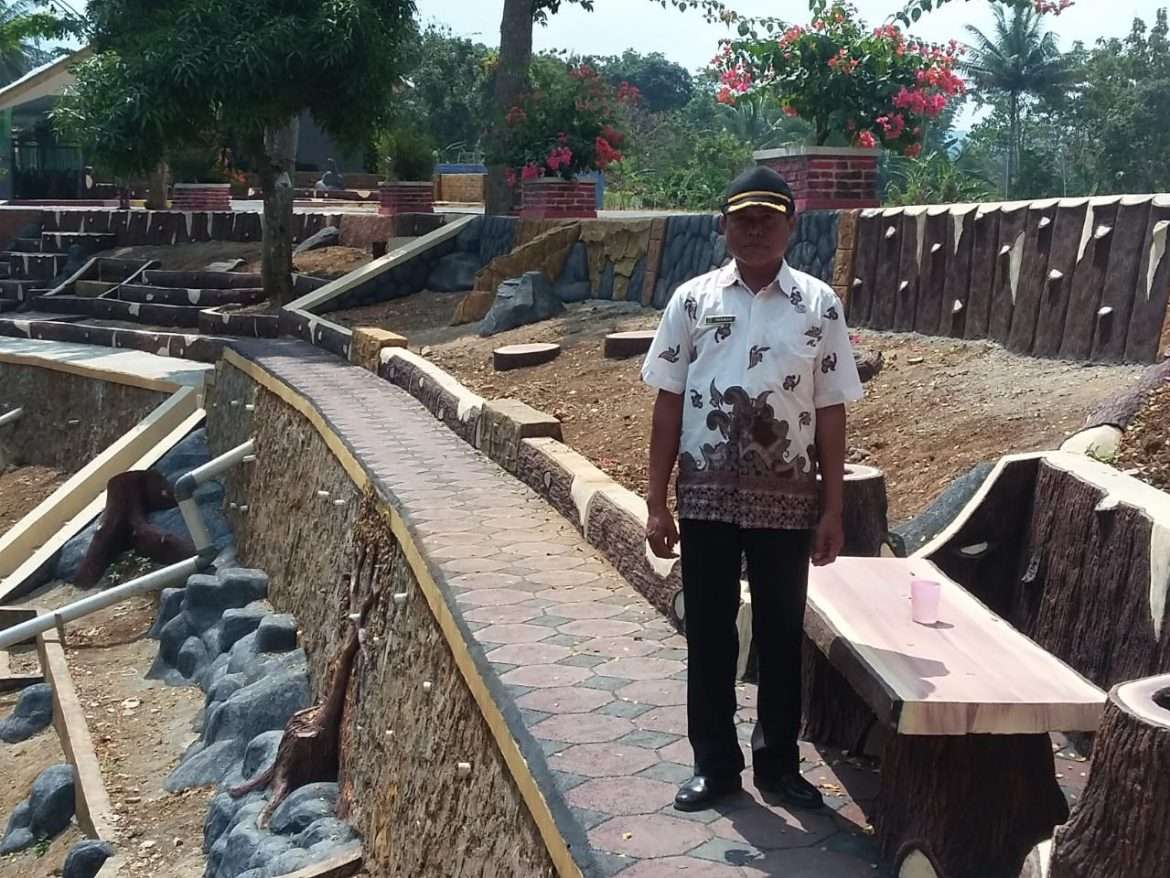 Pemdes Ciketak Sulap Tempat Pembuangan Sampah Jadi Taman Desa