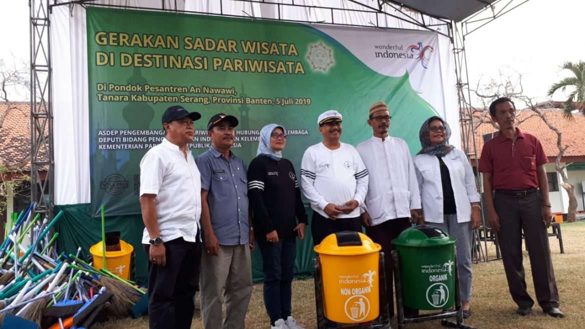 Gelar Aksi Sapta Pesona, Kemenpar Ajak Masyarakat Tanara Bersihkan Lingkungan