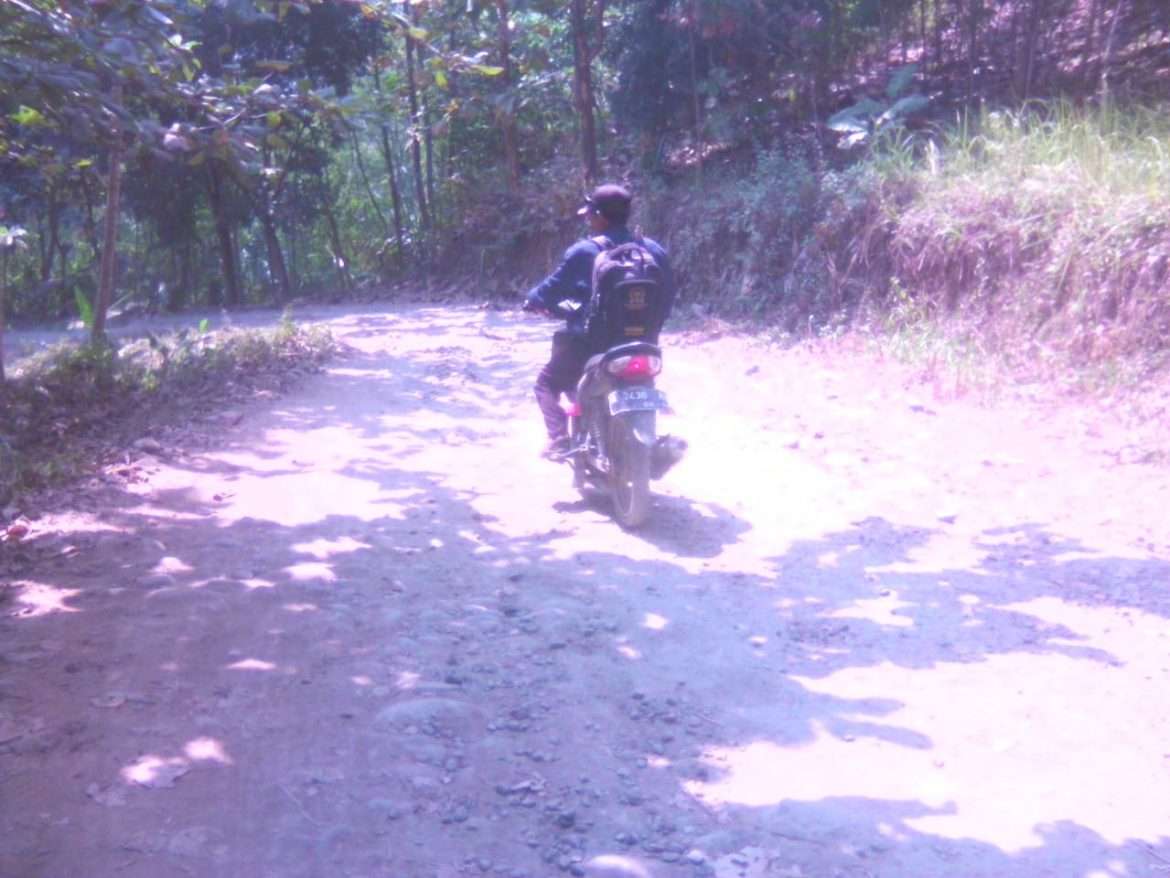 Kondisi Jalan Penghubung Dua Desa Rusak Parah, Pemerintah Tutup Mata