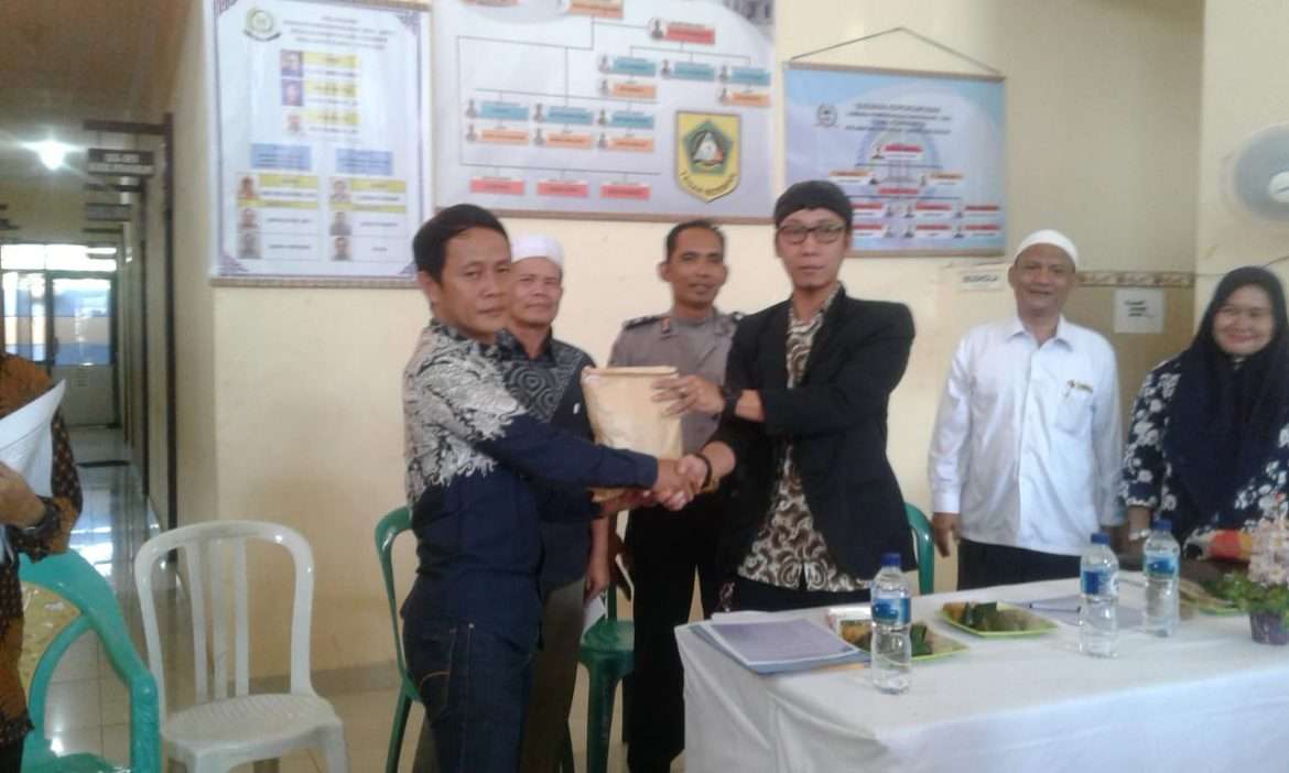 Kepala Desa Leuwinutug Serahkan Dana RTLH Kepada TPK