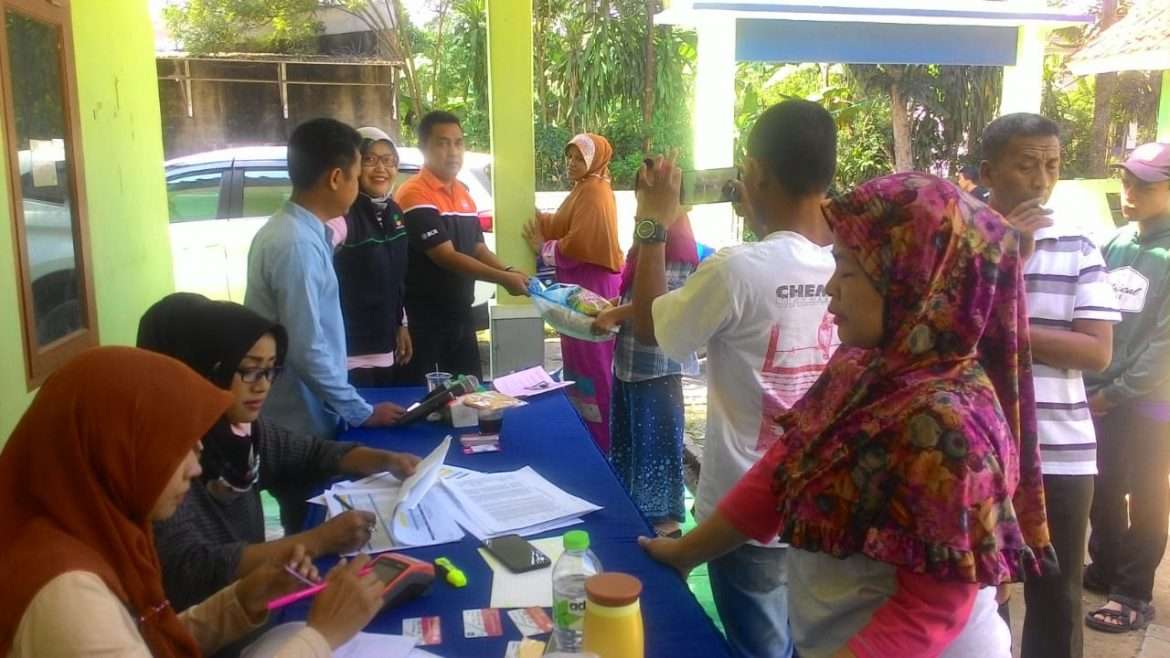 Pjs Kepala Desa Sukaraja Pantau Distribusi Beras Rastra