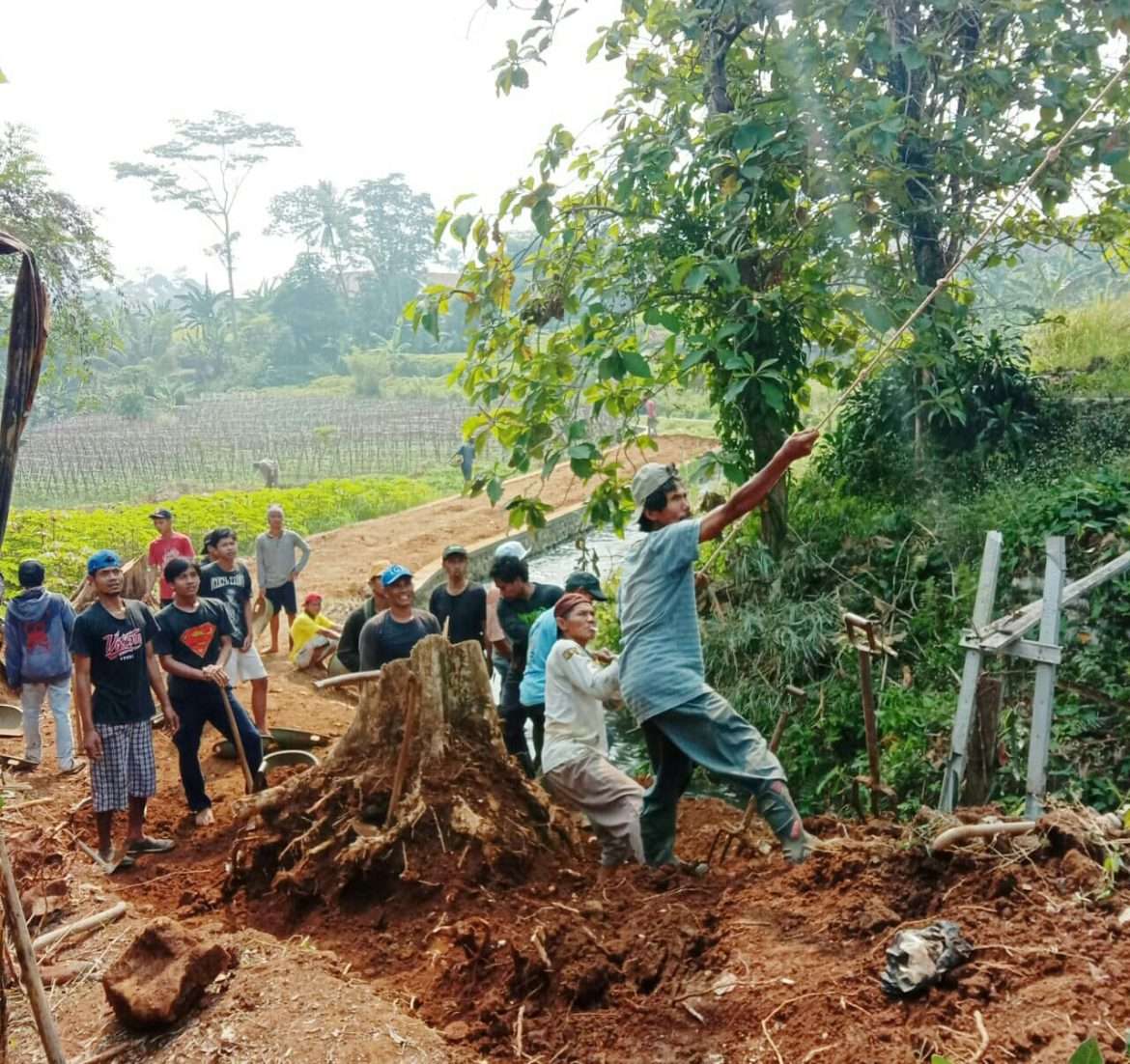 Pemdes Cibatok Buka Akses Jalan Antar Kampung