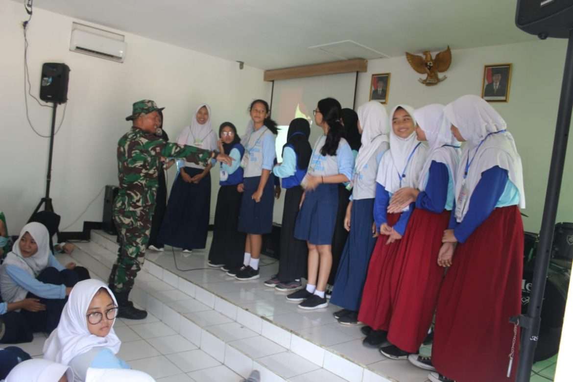 Anggota Denpom Divif 1/Kostrad Latih Ratusan Siswa Yayasan Sumarno