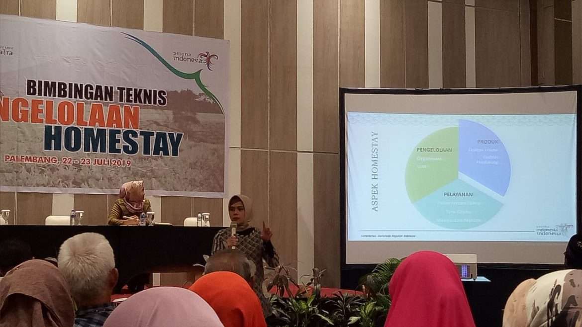 Kemenpar Gandeng Dosen STP Trisakti Dalam Bimtek Pengelolaan Homestay di  Palembang