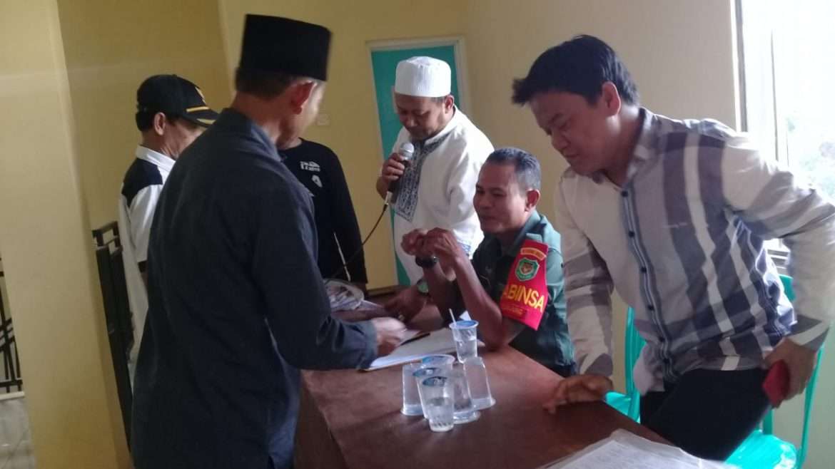 Pemdes Cijujung Bagikan Intensif, Perangkat Desa Dapat Tersenyum dan Semangat Melayani Masyarakat