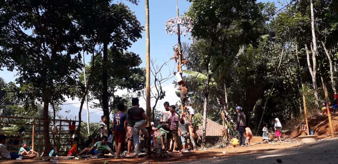 Panjat Pinang ;Strategi, kekuatan dan Kerjasama