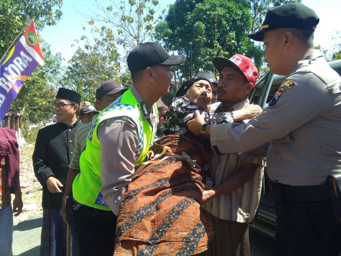 Gendong Lansia ke TPS Ipda Rustam : Sudah Tugas Setiap Anggota Menjadi Pengayom Masyarakat