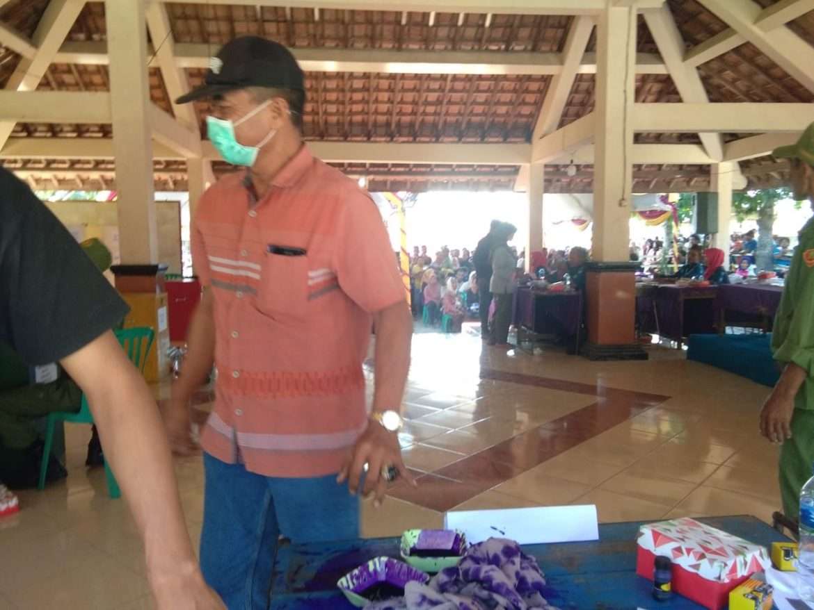 Camat Tunjungan Berpanas panasan Antri Mencoblos di Pilkades Desa Sukorejo