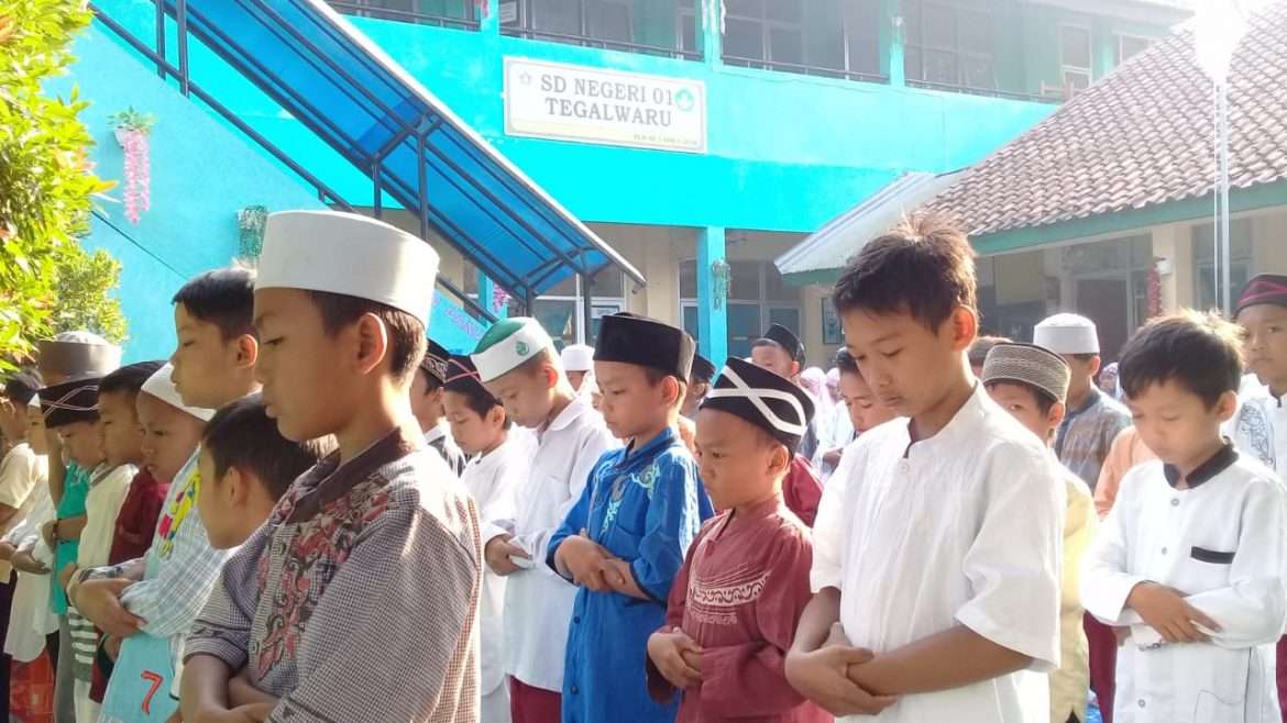 Pembiasaan Sholat Dhuha Guna Mencetak  Generasi Berkarakter, Sholeh dan Luas Wawasan Ilmu Agama