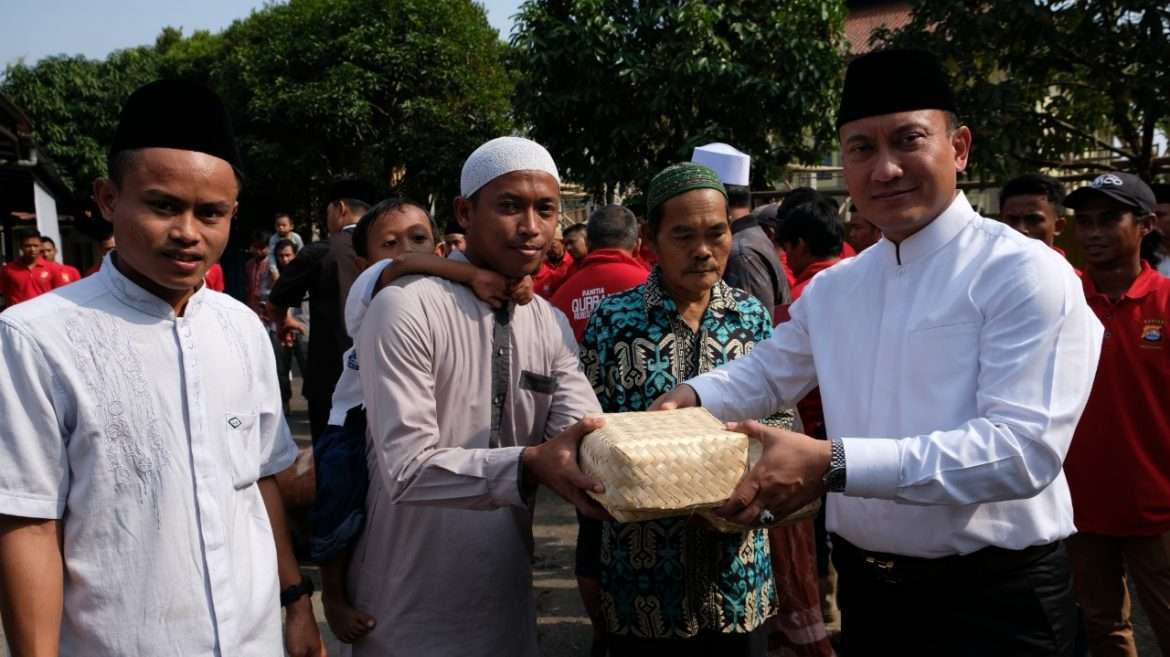 Polresta Tangerang, Pakai Besek Bambu Untuk Daging Qurban