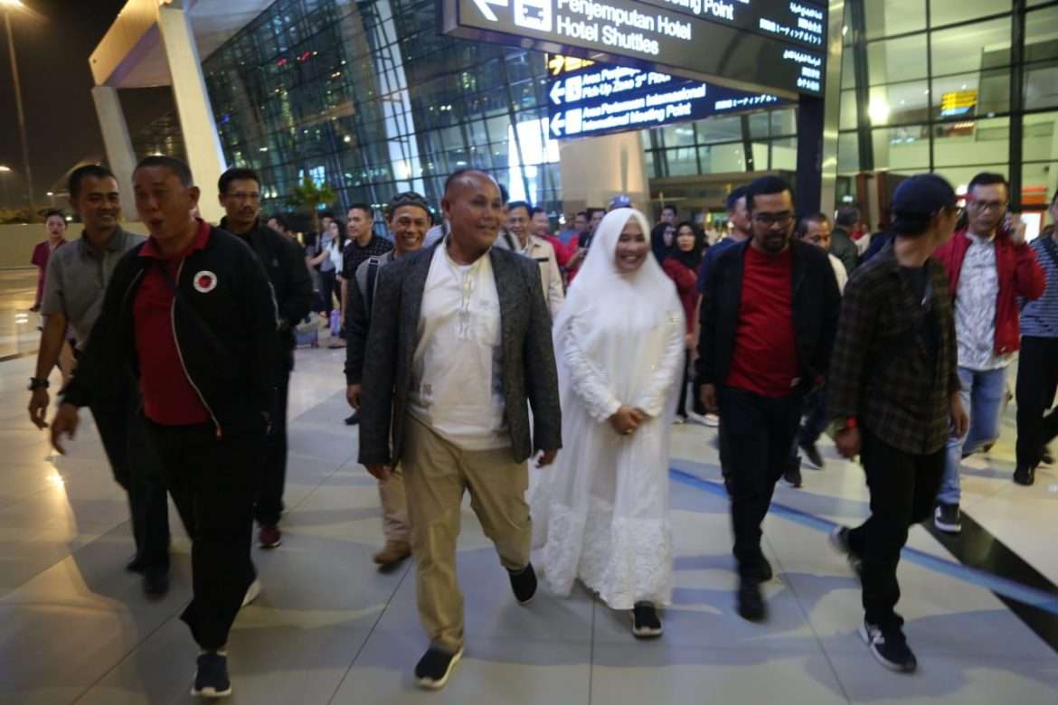 Pulang Haji, Tangis Haru Warnai Kedatangan Nanang Ermanto dan Istri Dikediamannya