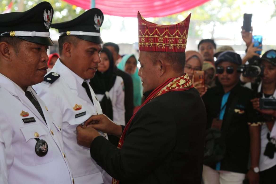 Plt. Bupati Lampung Selatan Lantik 4 Kades Kecamatan Katibung di Lokasi Wisata Pantai Sebalang