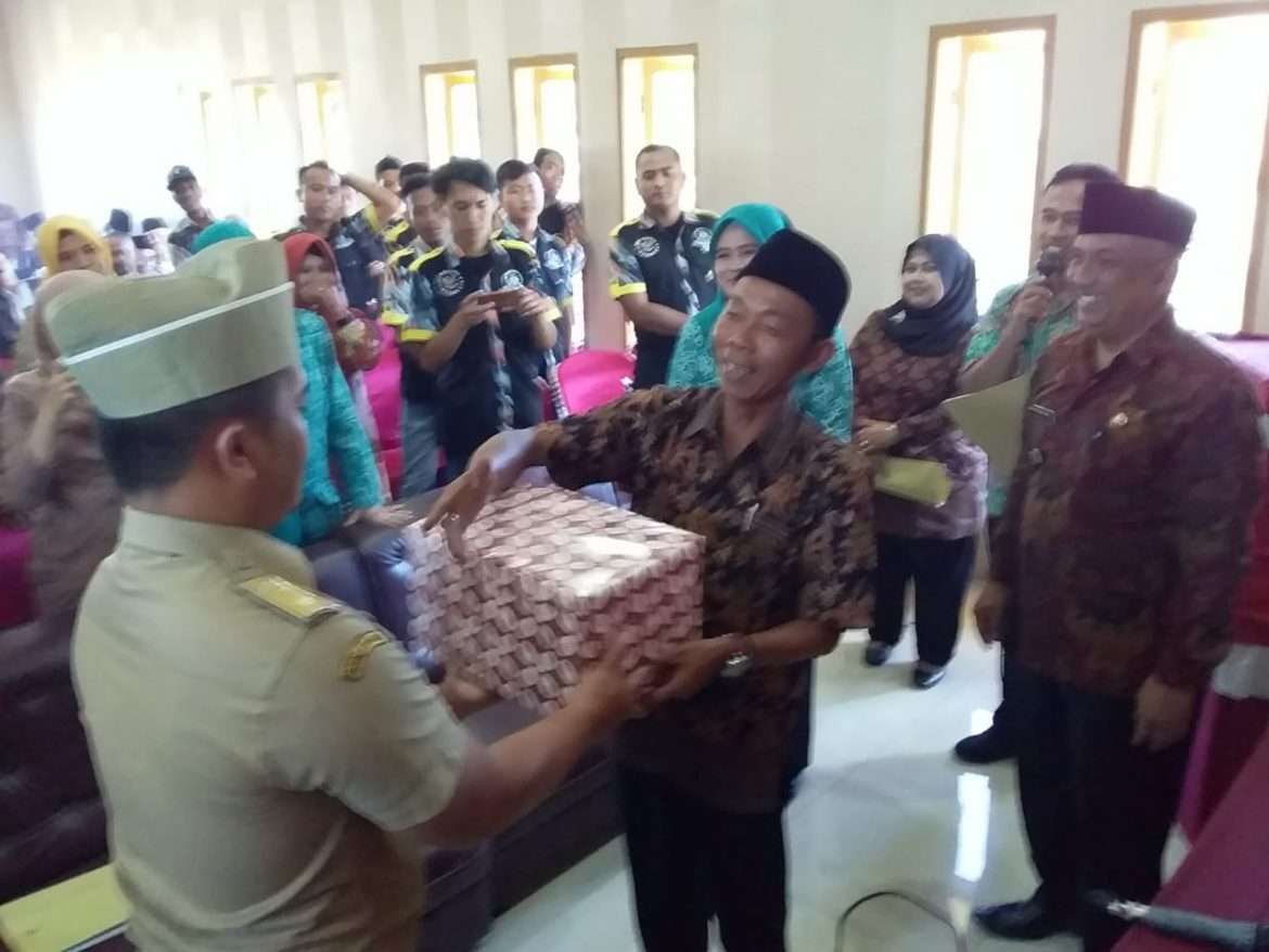 SK Bupati Berhentikan Kepala Desa Cikedokan Dengan Hormat
