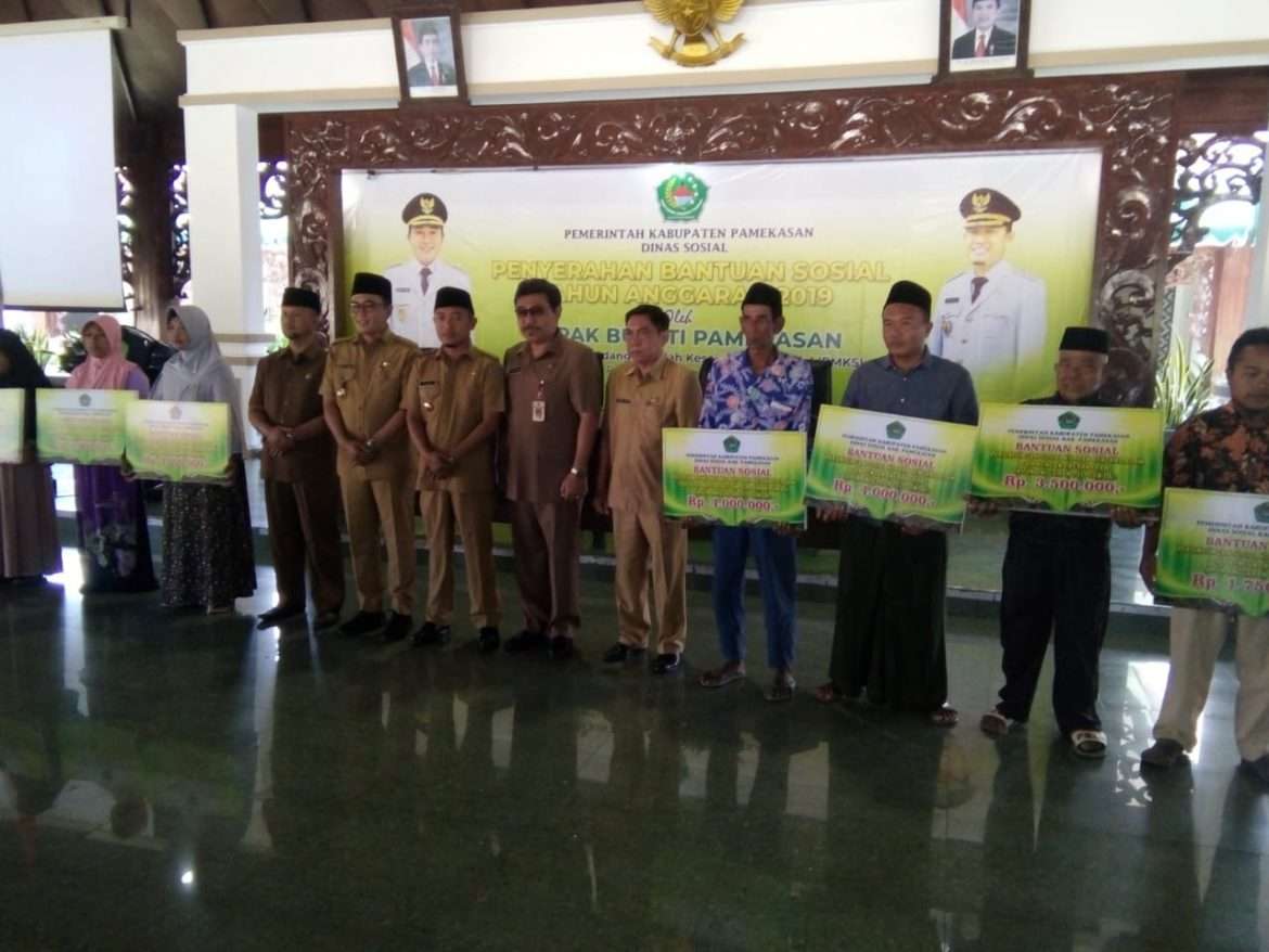 Peduli Korban Kebakaran dan Masyarakat Miskin, Bupati Pamekasan Berikan Bantuan Sosial