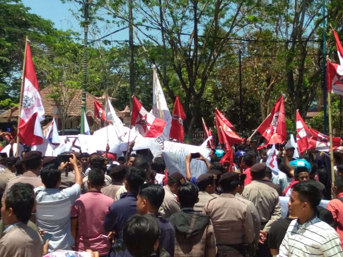 Tagih Janji Bupati, Aliansi Mahasiswa Dan Rakyat Peduli Petani Geruduk Rumah Dinas Bupati Pamekasan