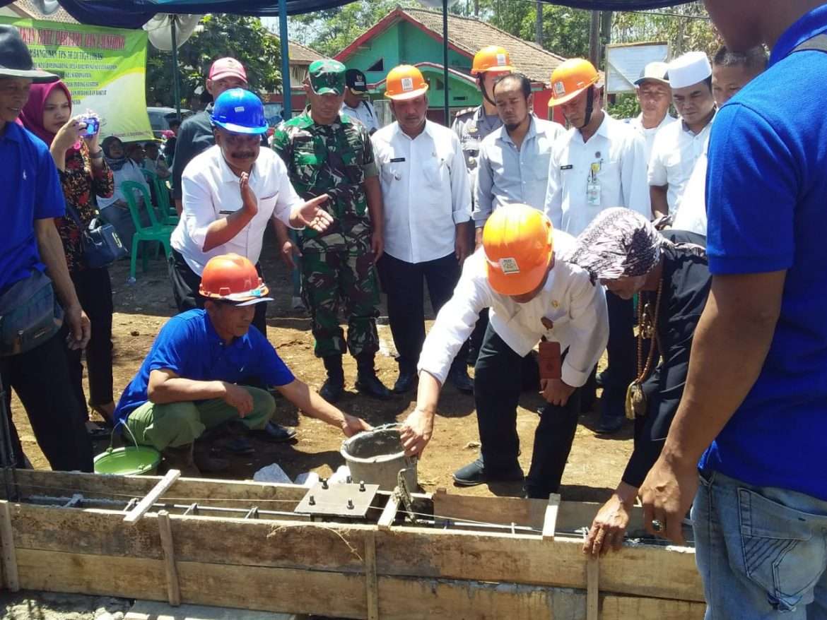 Peletakan Batu Pertama Program TPS 3 R di Desa Banjarsari Kecamatan Bayongbong Kabupaten Garut