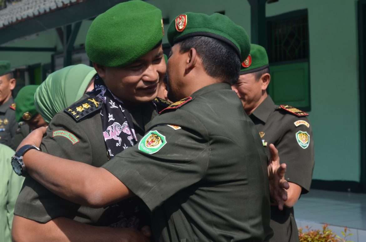 Keharuan  Warnai Tradisi Pelepasan Dandim 0611