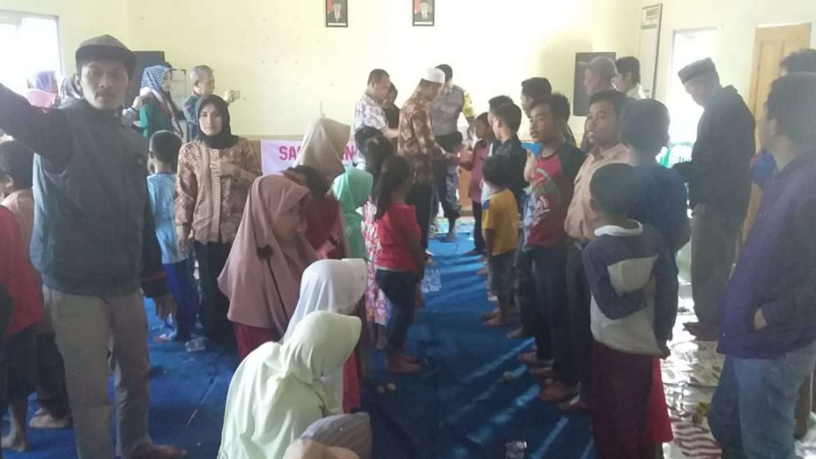 Kepala Desa Pasirwangi  Santuni Anak Yatim